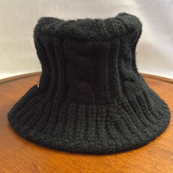 STEVE MADDEN BLACK BUCKET HAT Cable Knit 
One size - Picture 11 of 11